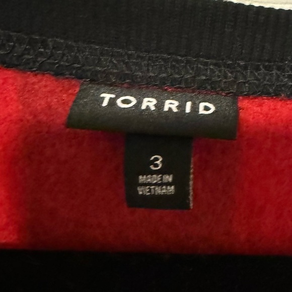 Torrid Classic Fit Cozy Fleece Crewneck Raglan Sweatshirt in Buffalo Plaid - Picture 7 of 8